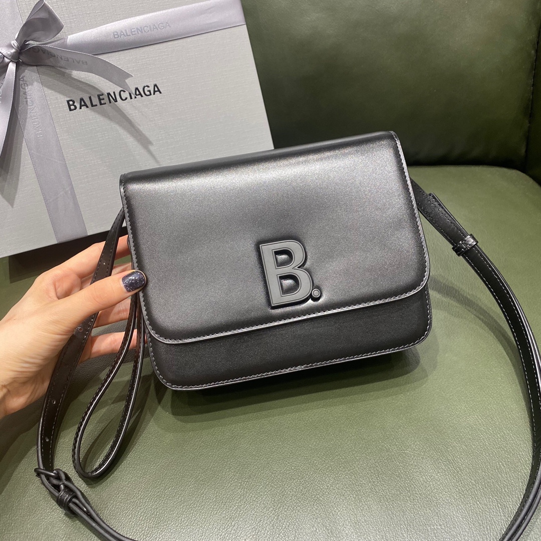 BALENCIAGA 𝘀𝗺𝗮𝗹𝗹 𝗯𝗮𝗴 Plain black buckle
