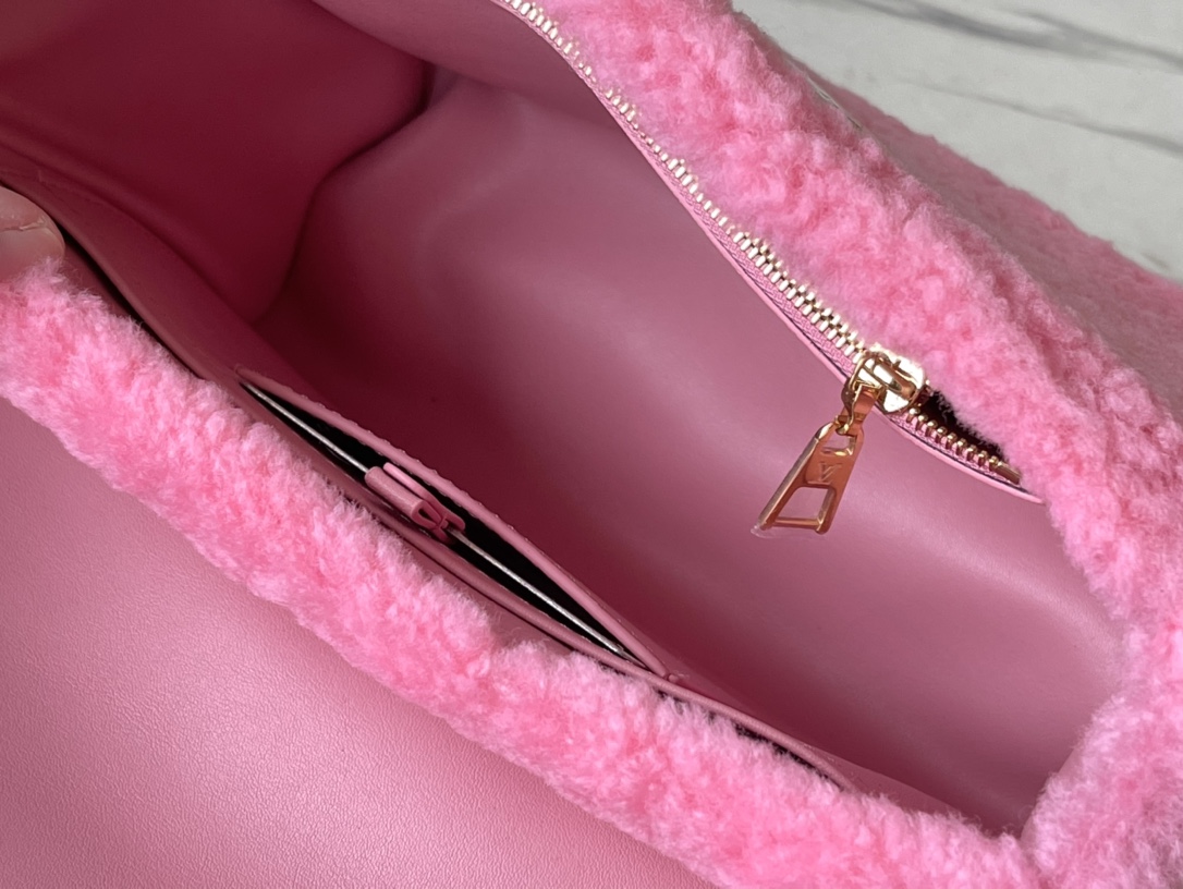 𝐋𝐎𝐔𝐈𝐒 𝐕𝐔𝐈𝐓𝐓𝐎𝐍    M21040