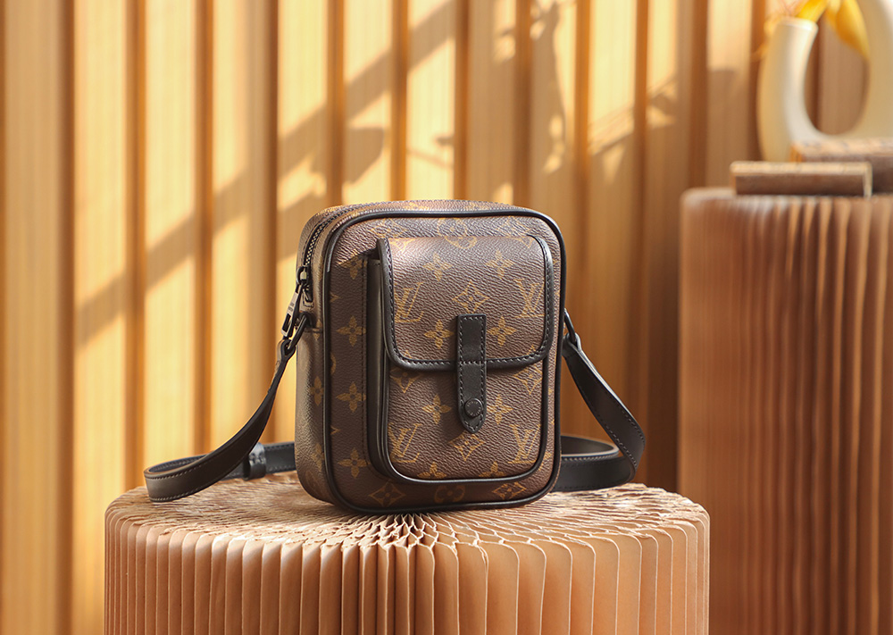 Louis Vuitton 𝐂𝐇𝐑𝐈𝐒𝐓𝐎𝐏𝐇𝐄𝐑 camera bag M69404