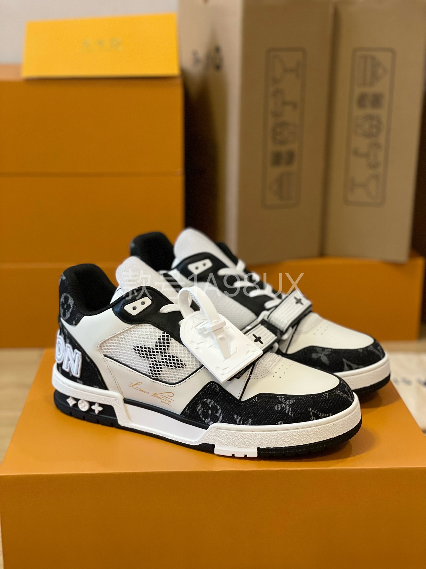 Louis Vuitton Trainer sneakers for couples, style 1A98UX