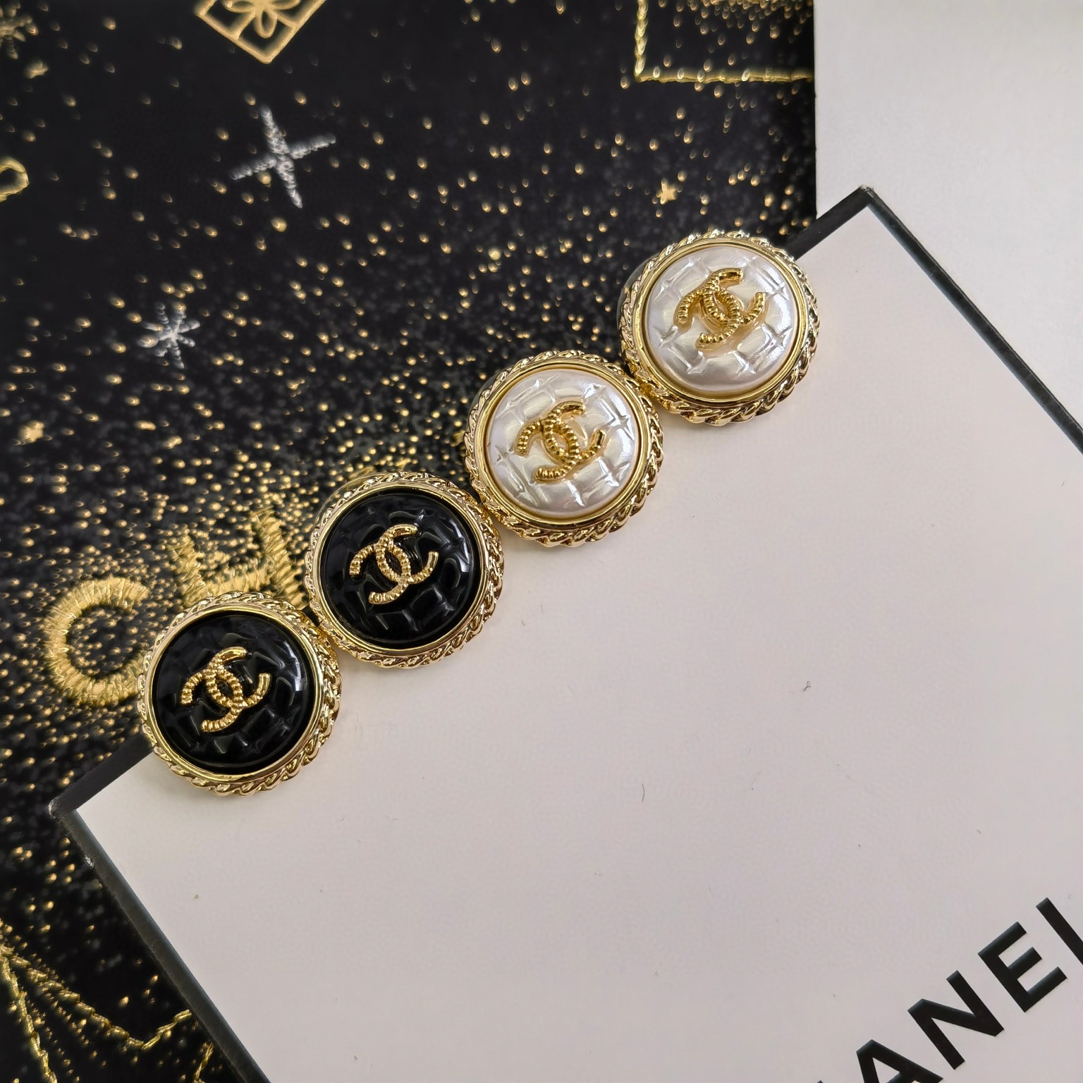 CHANEL🇫🇷Xiaoxiang Doudou agate pearl letter new stud earrings