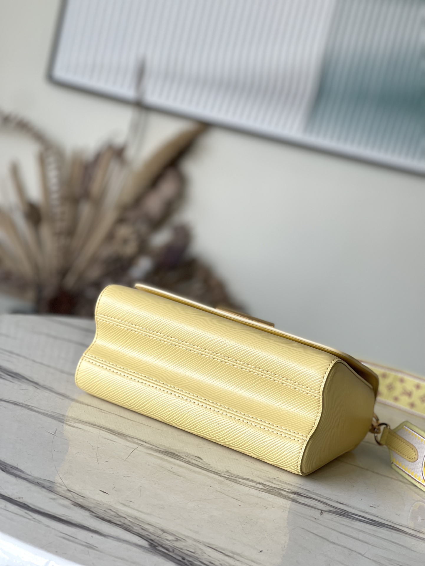 𝐋𝐎𝐔𝐈𝐒 𝐕𝐔𝐈𝐓𝐓𝐎𝐍 M22038 This Twist Medium Bag