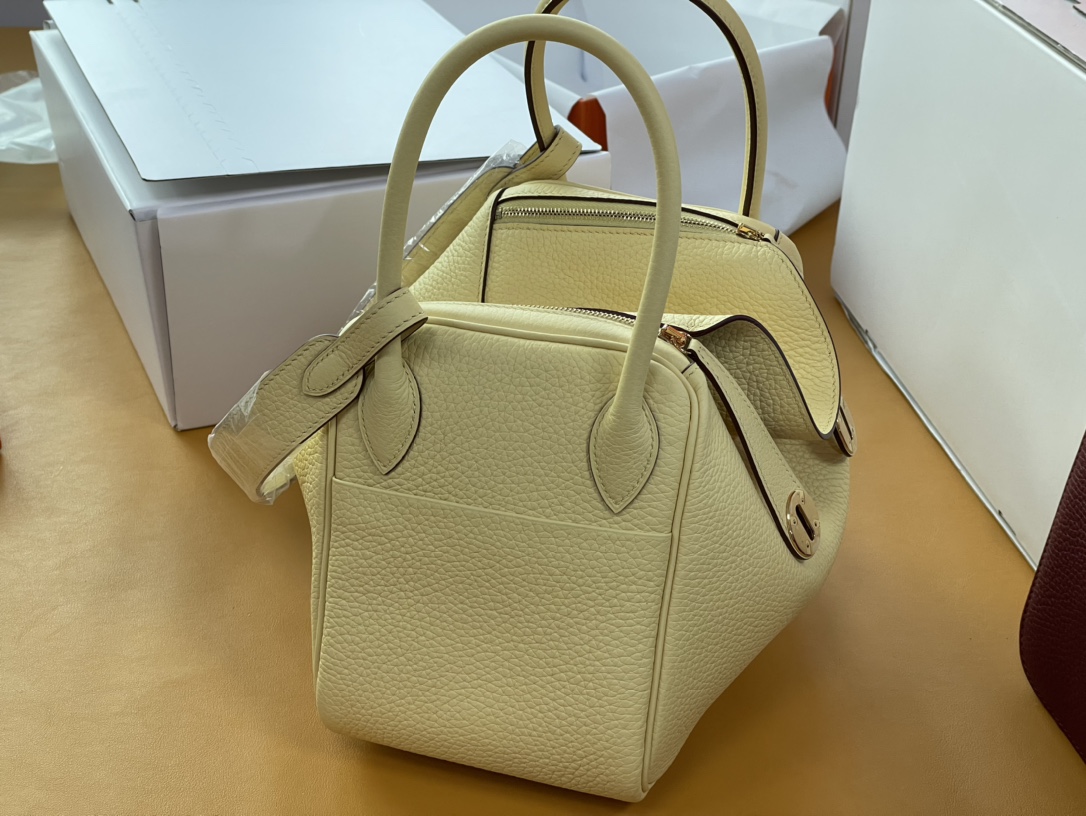 Lindy26 chick yellow tc inside spell cream white swift skin