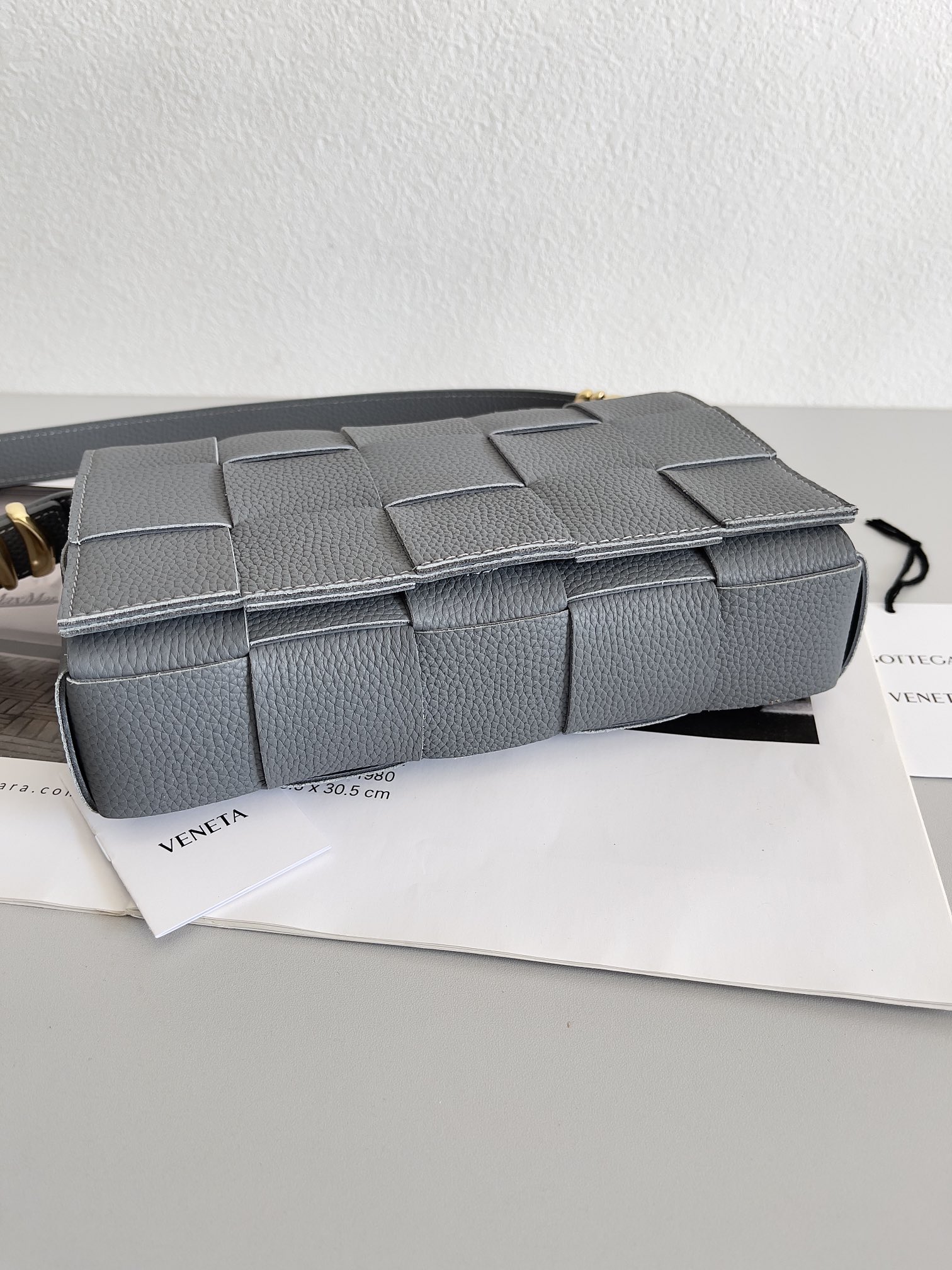 Bottega Veneta Cassette 5-panel lychee print Lightning Grey #666870