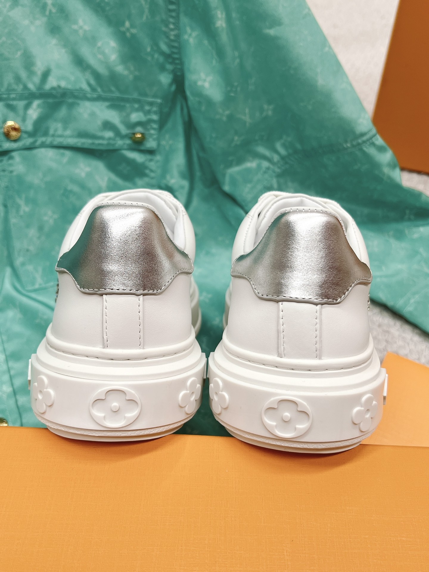 Louis Vuitton's new letter rhinestone white shoes series is new🆕