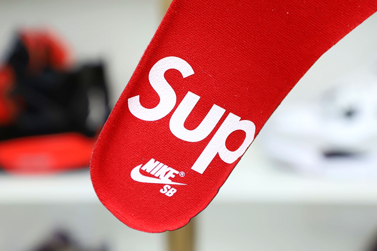 Supreme x Nike SB Dunk Low Hyper Royal