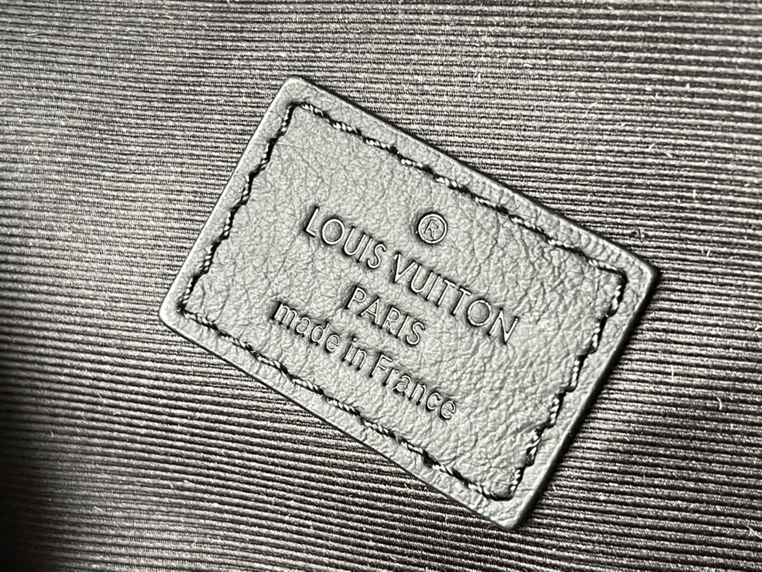 𝐋𝐎𝐔𝐈𝐒 𝐕𝐔𝐈𝐓𝐓𝐎𝐍  M46036 Discovery pocket