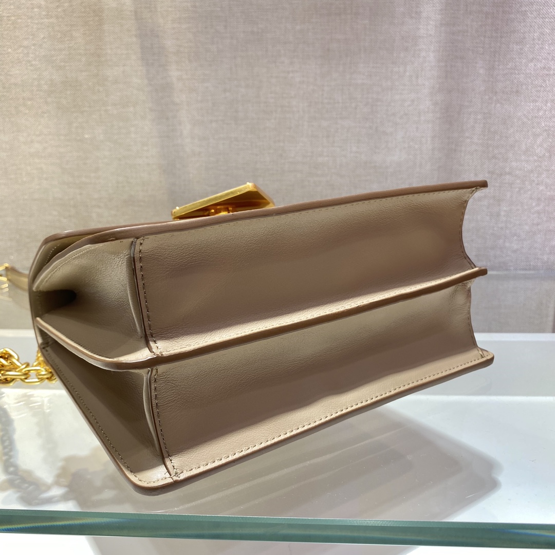 𝐏𝐑𝐀𝐃𝐀 Autumn/Winter 1BD021