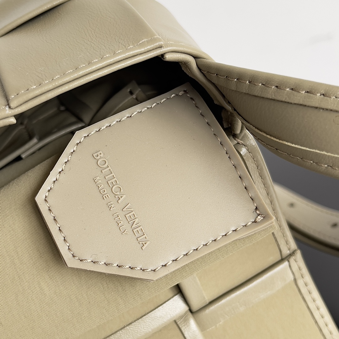Bottega Veneta New Arrival 𝗺𝗶𝗻𝗶 𝗰𝗮𝘀𝘀 𝗲𝘁𝘁𝗲 taupe #667048
