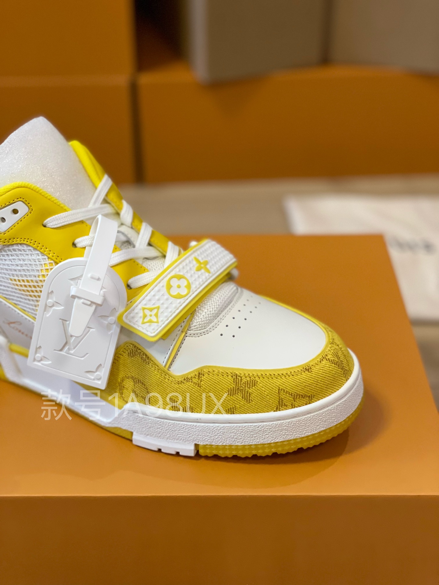 Louis Vuitton Trainer Sneakers Couple Model LD 0727