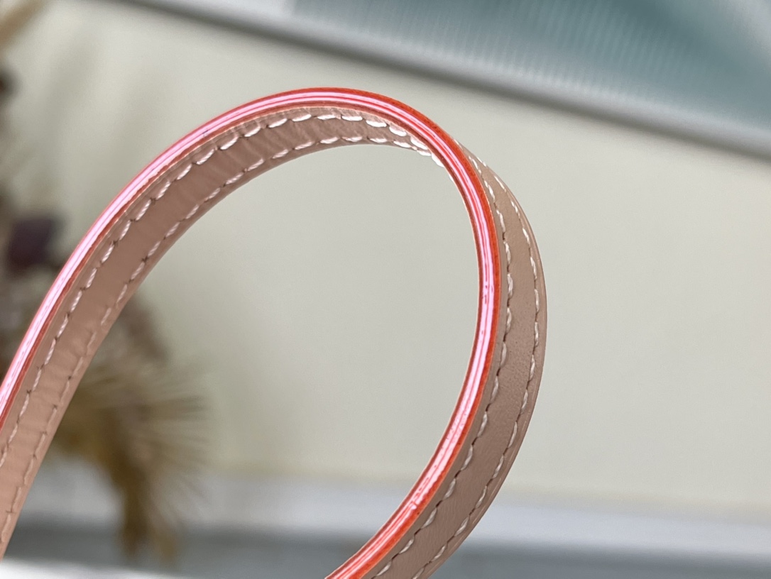 𝐋𝐎𝐔𝐈𝐒 𝐕𝐔𝐈𝐓𝐓𝐎𝐍   M81831