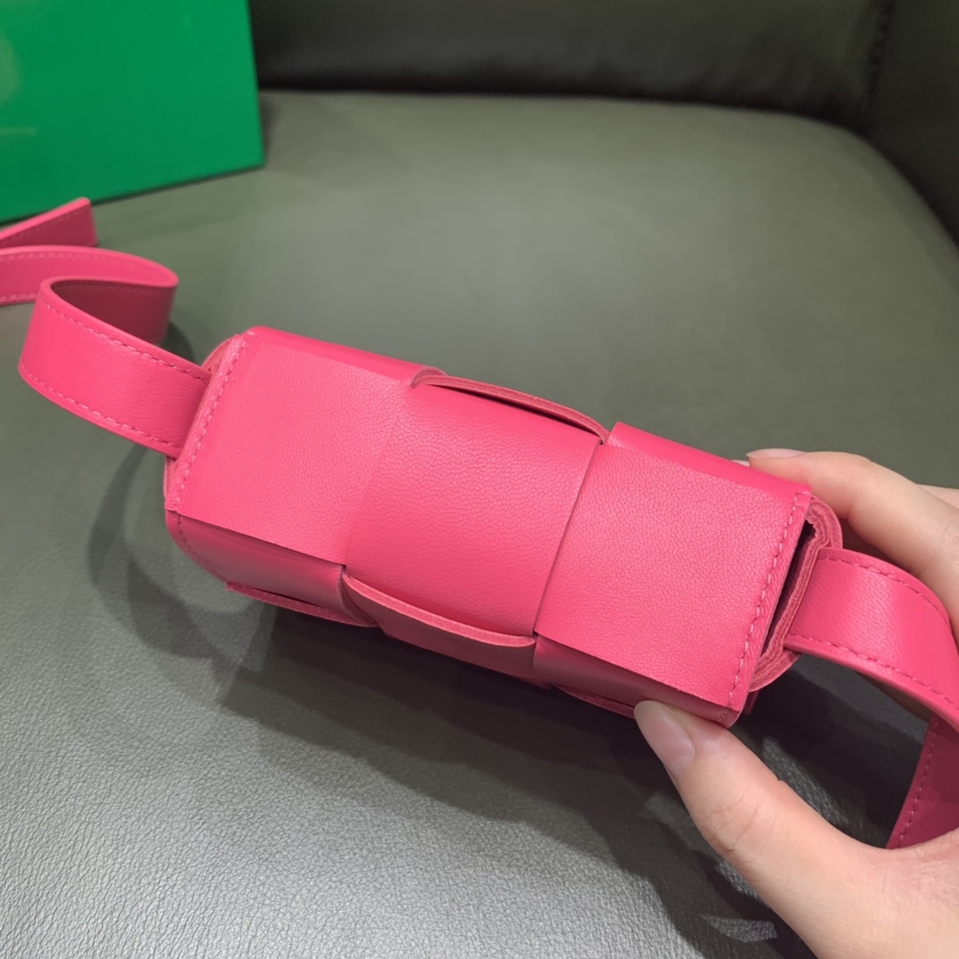 Bottega Veneta  MINI CASSETTE #666688