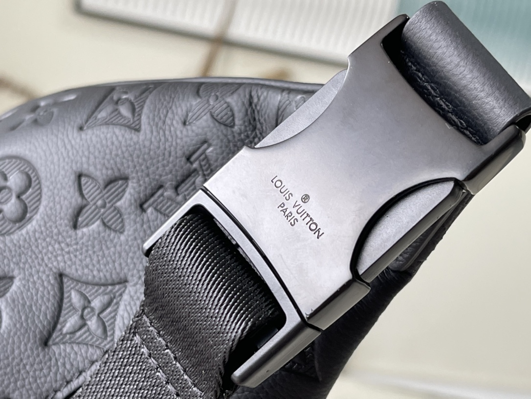 𝐋𝐎𝐔𝐈𝐒 𝐕𝐔𝐈𝐓𝐓𝐎𝐍  M46036 Discovery pocket