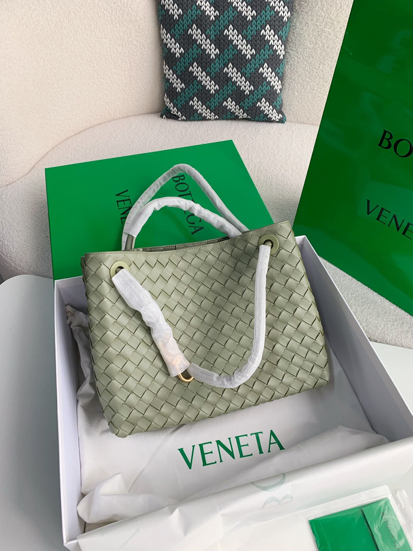 BOTTECA VENETA Knit handbags Size：32*24*12cm