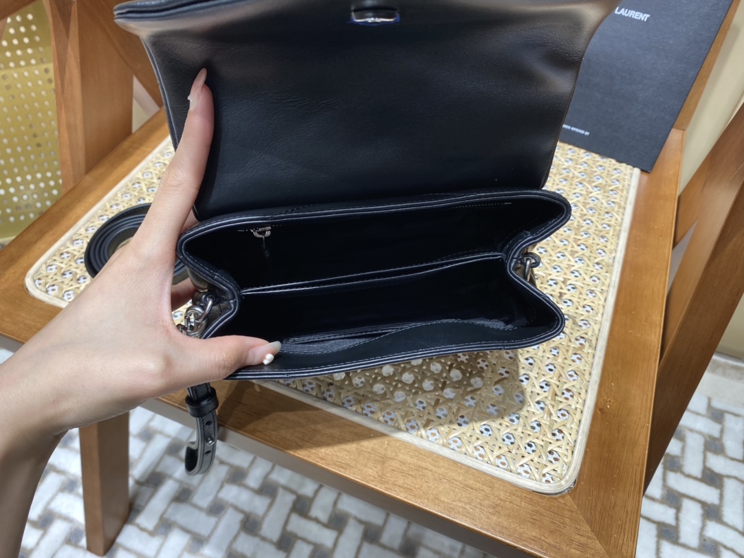 SAINT LAURENT 𝑳𝒐𝒖𝑳𝒐𝒖 #467072.Original leather.JD