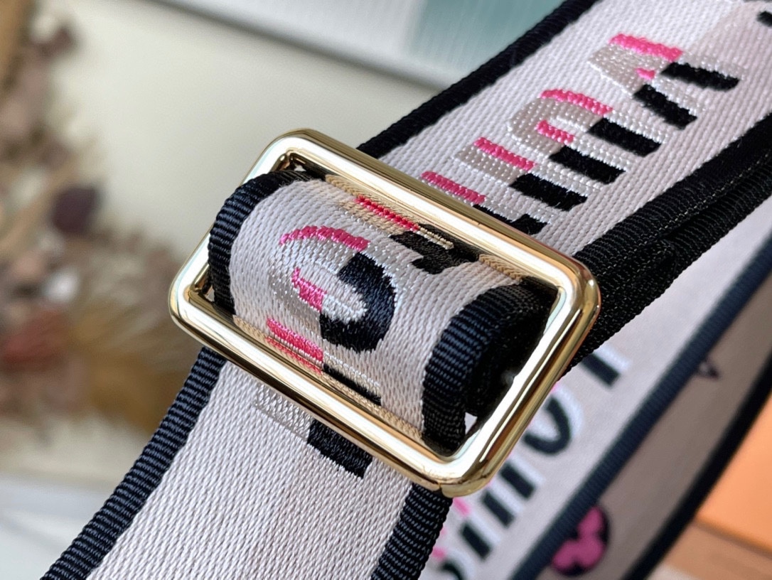 𝐋𝐎𝐔𝐈𝐒 𝐕𝐔𝐈𝐓𝐓𝐎𝐍    M45957