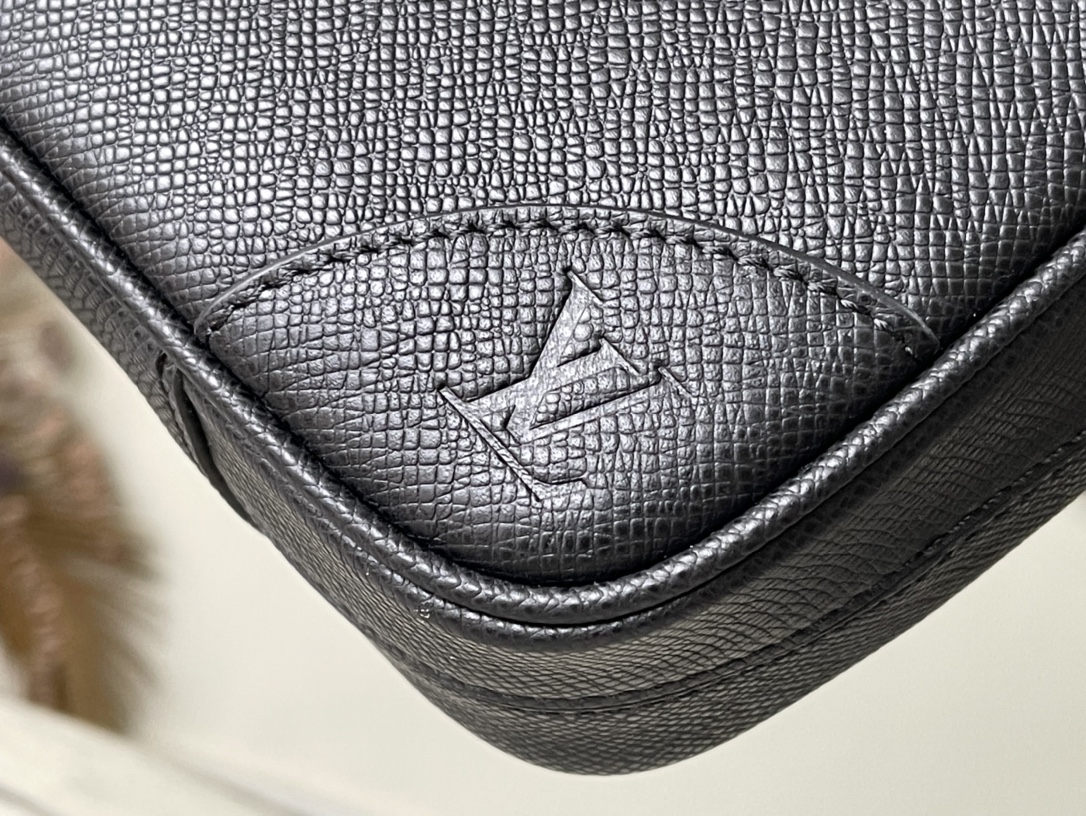 𝐋𝐎𝐔𝐈𝐒 𝐕𝐔𝐈𝐓𝐓𝐎𝐍 M30925 cross pattern This Voyage