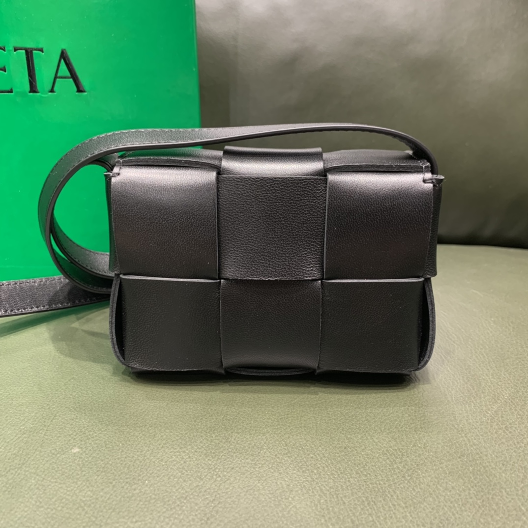 Bottega Veneta  MINI CASSETTE #666688