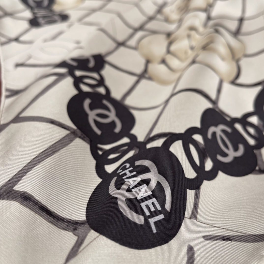 𝐂𝐡𝐚𝐧𝐞𝐥 The hottest square scarf in the camellia element 100% mulberry silk 90*90CM