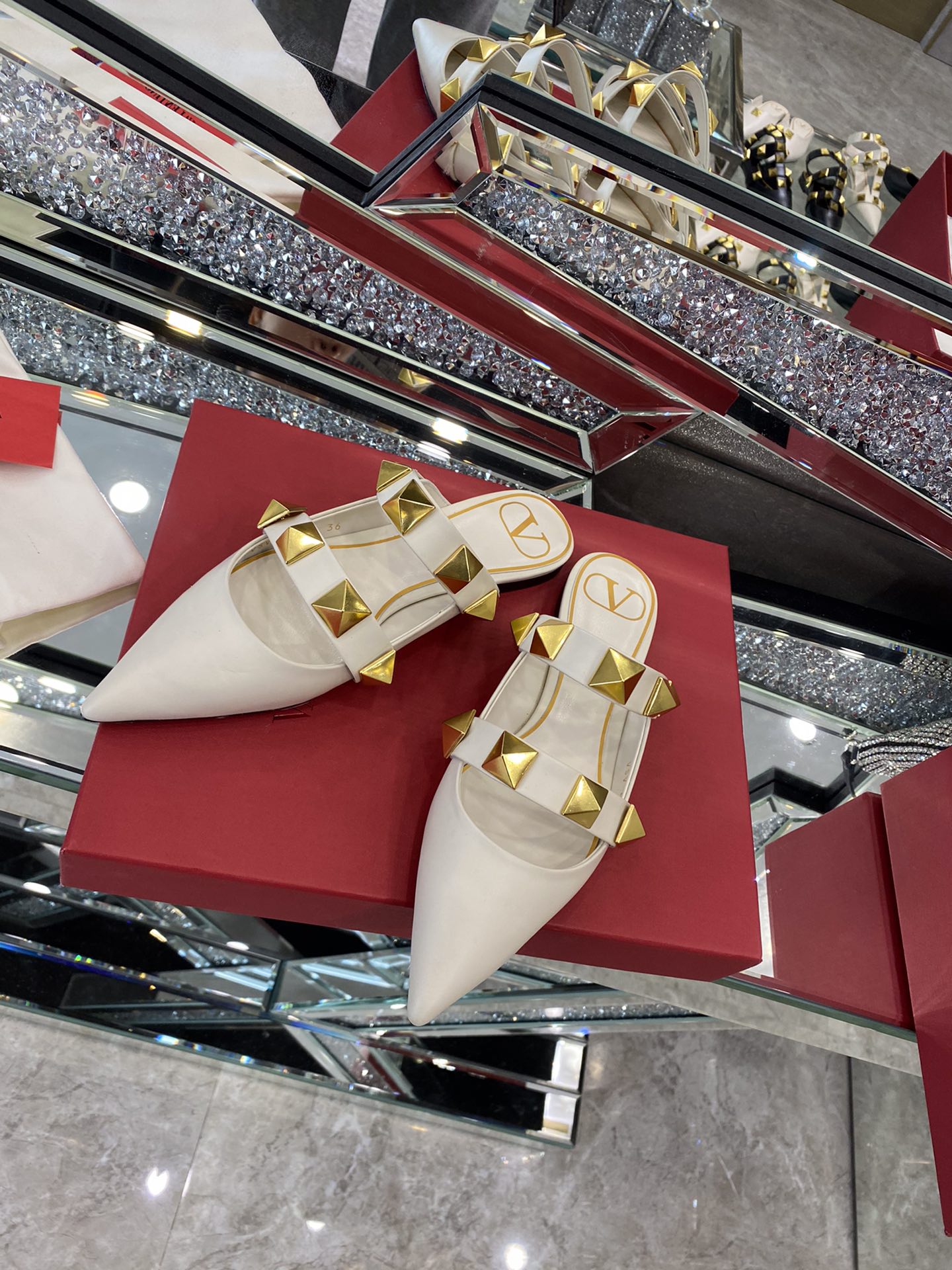 【Valentino】𝟐𝟎𝟐𝟏/𝐒𝐒 𝐧𝐞𝐰 The latest series of counter perfect details original matte open edge bead leather