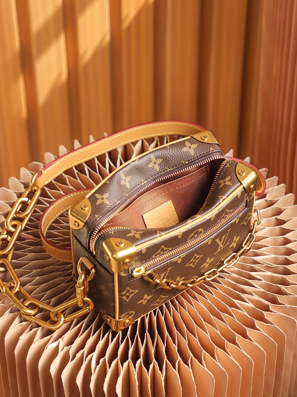 Louis Vuitton 𝐌𝐢𝐧𝐢 𝐒𝐨𝐟𝐭 𝐓𝐫𝐮𝐧𝐤 M68906#