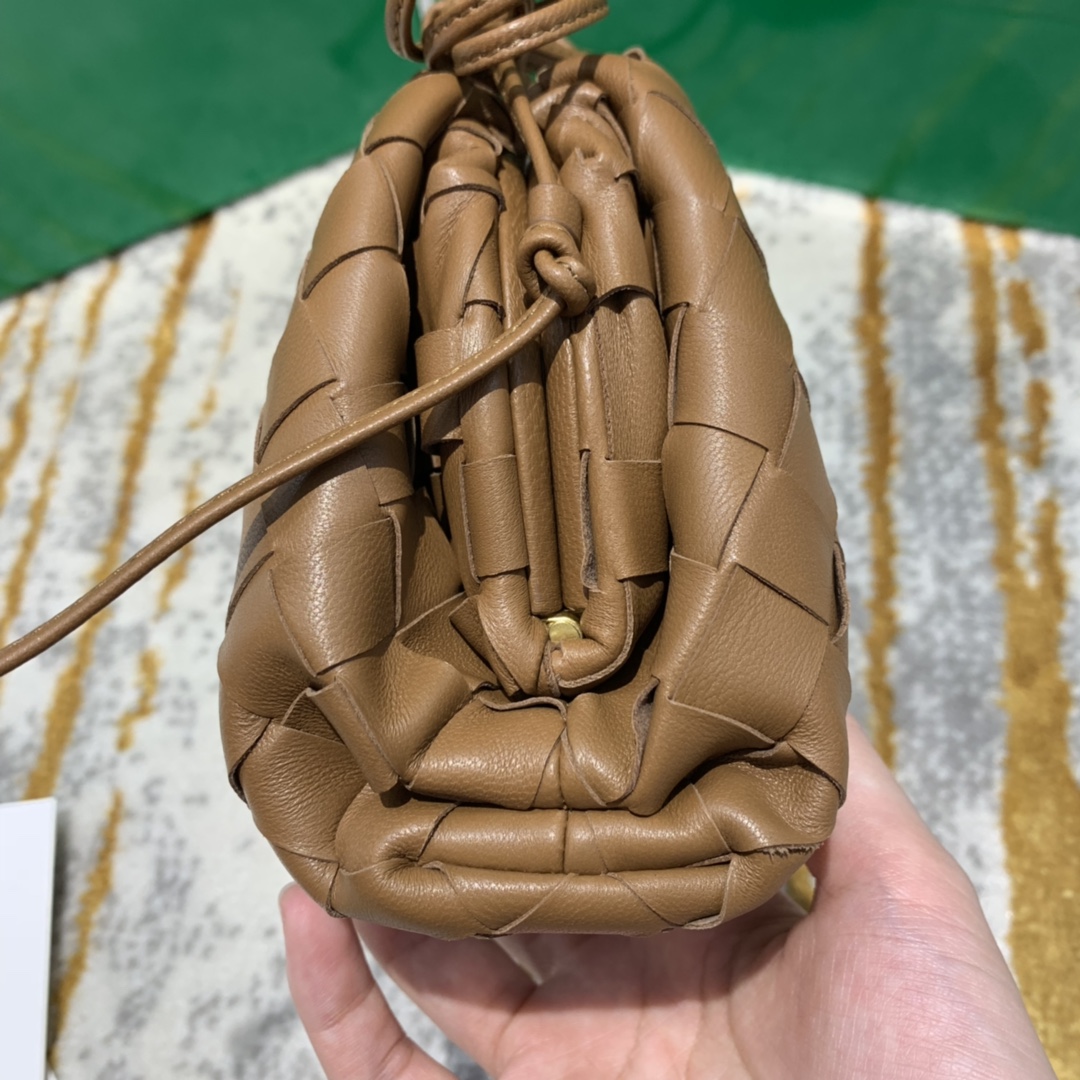 Bottega Veneta  THE MINI POUCH  #585852