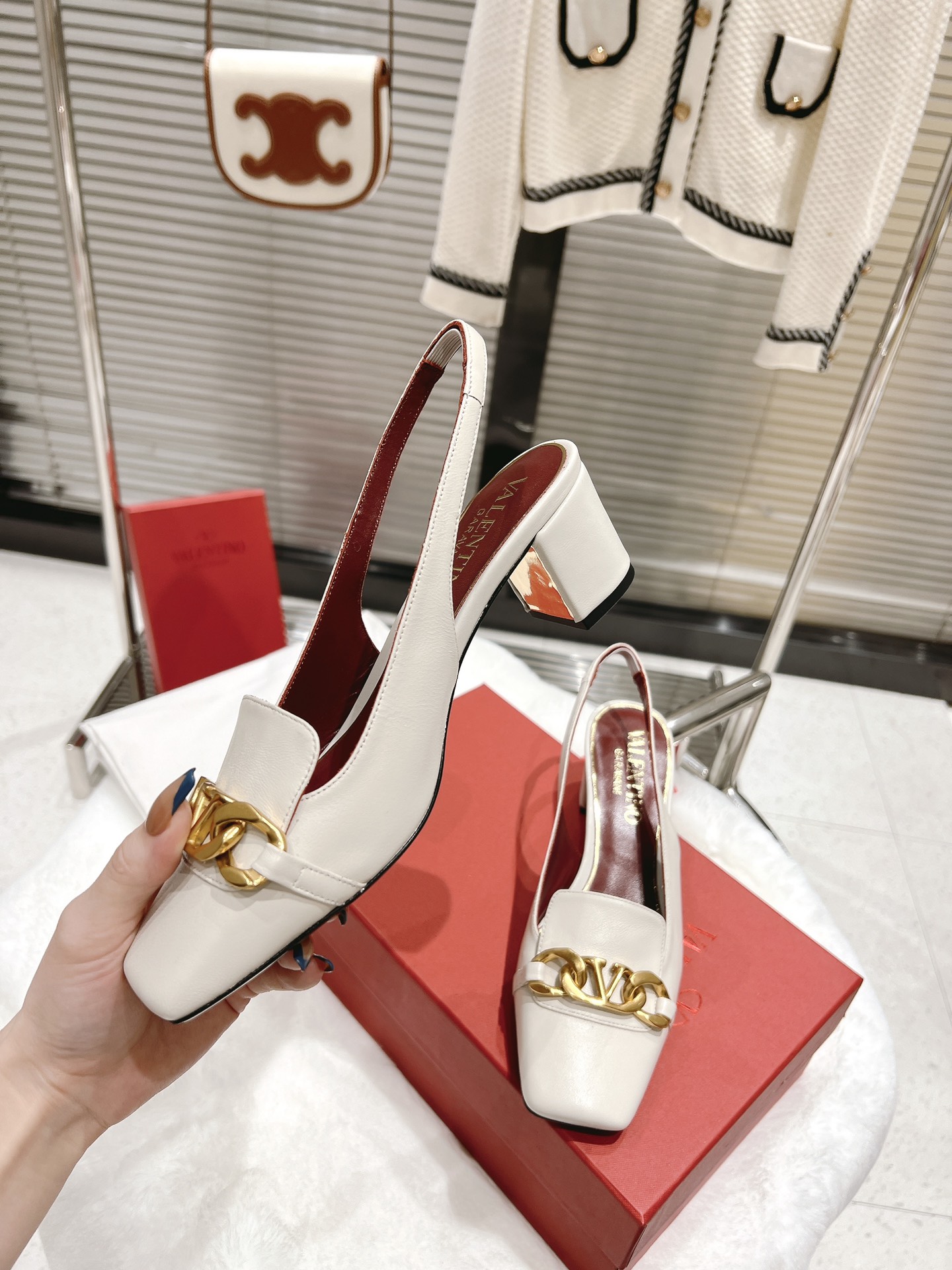 【Valentino】𝟐𝟎𝟐𝟏/𝐒𝐒 𝐧𝐞𝐰  Valentino fabric patent leather lining sheepskin sole cowhide