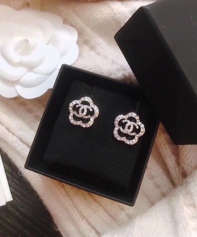 CHANEL🇫🇷Xiaoxiang three-dimensional hollow camellia stud earrings