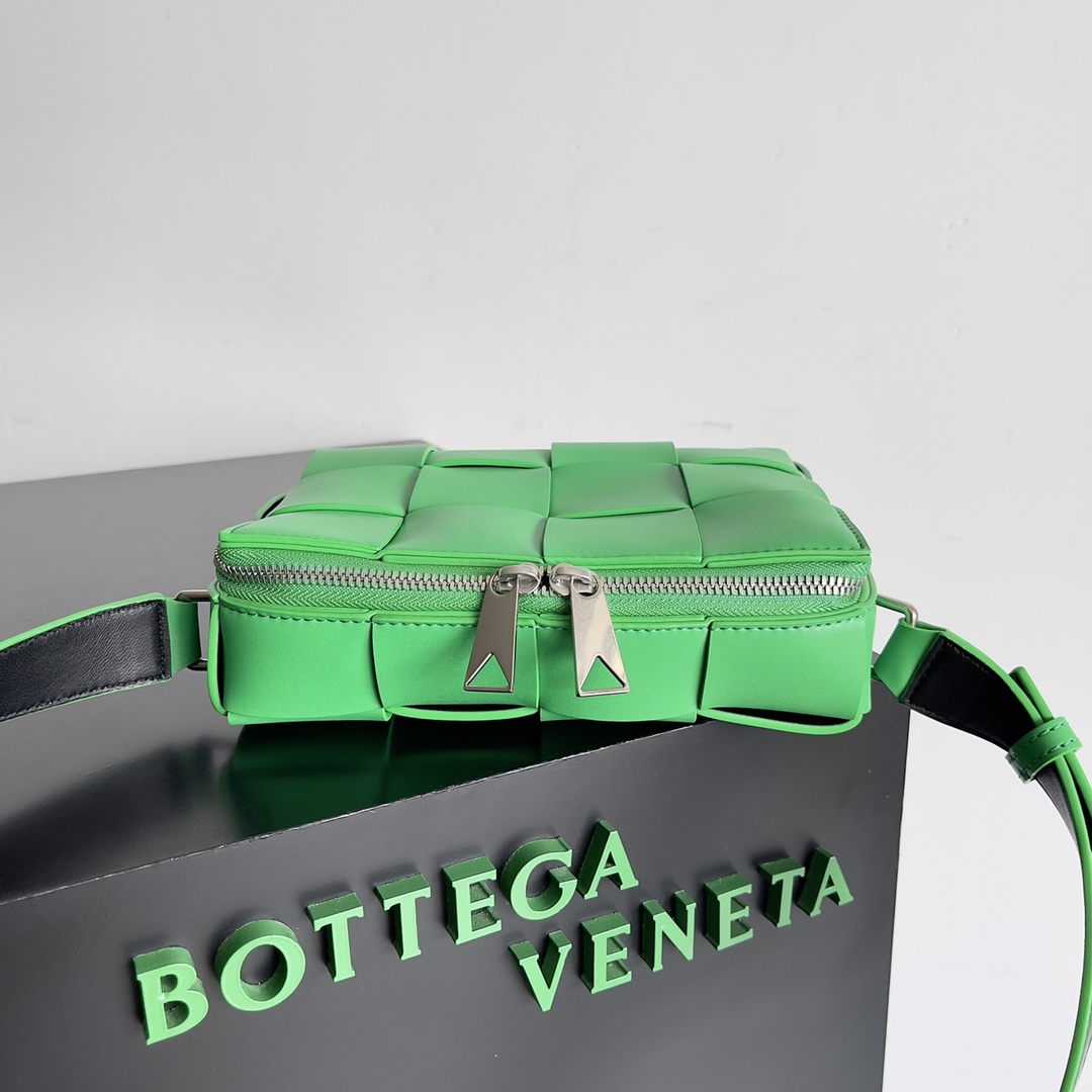 Bottega Veneta BV Men's Camera Bag Parrot Green with Black #730027