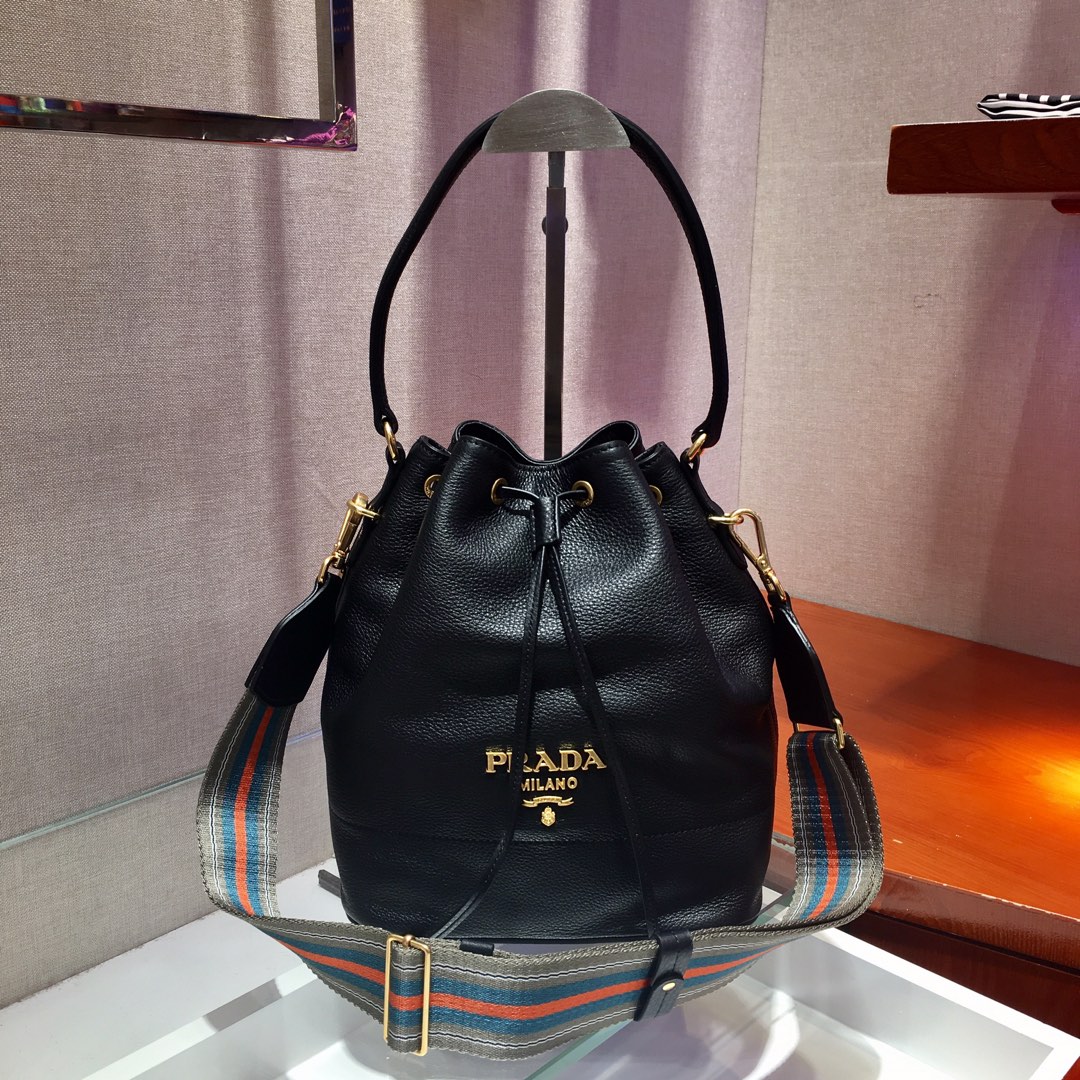 𝐏𝐑𝐀𝐃𝐀 Bucket bag 1BE018