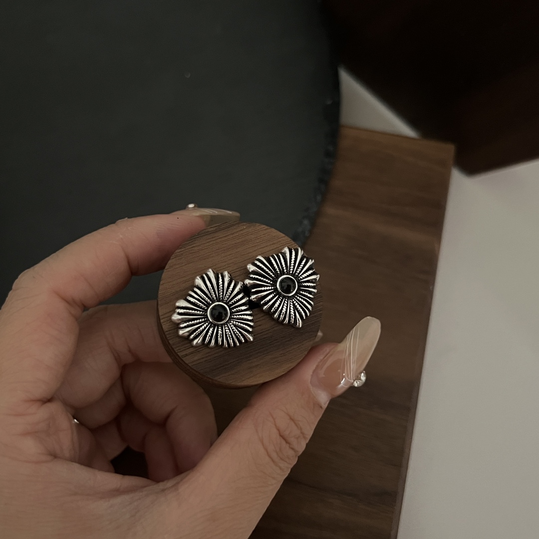 𝐆𝐮𝐜𝐜𝐢 925 Sterling Silver Interlocking Double G Black Shell Love Stud Earrings