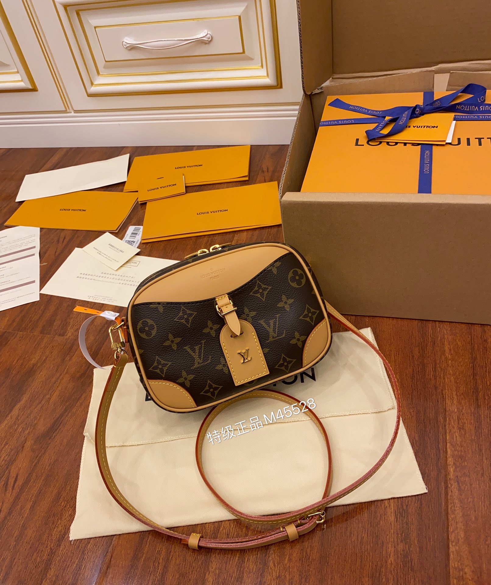 Louis Vuitton M45528