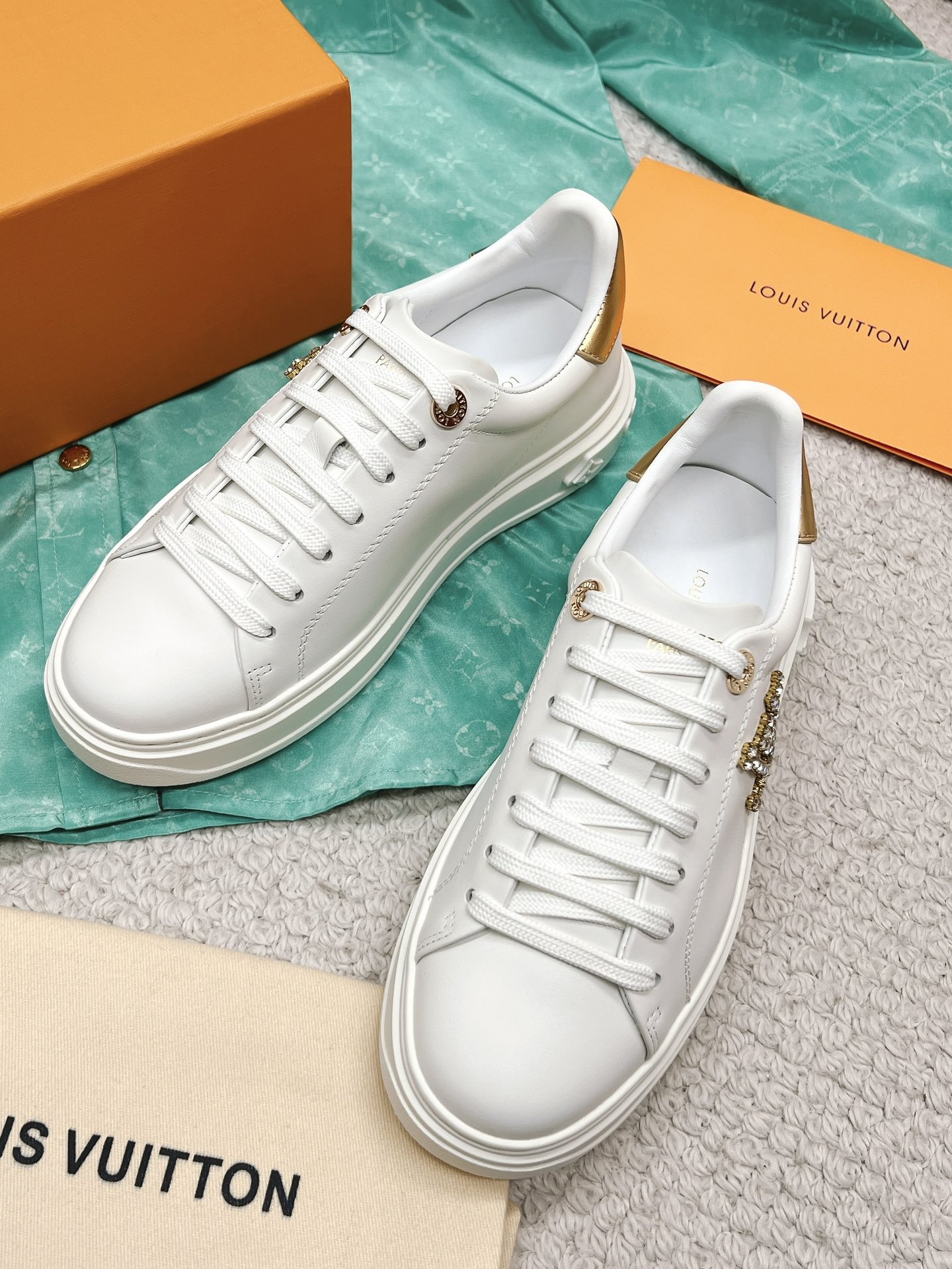 Louis Vuitton's new letter rhinestone white shoes series is new🆕