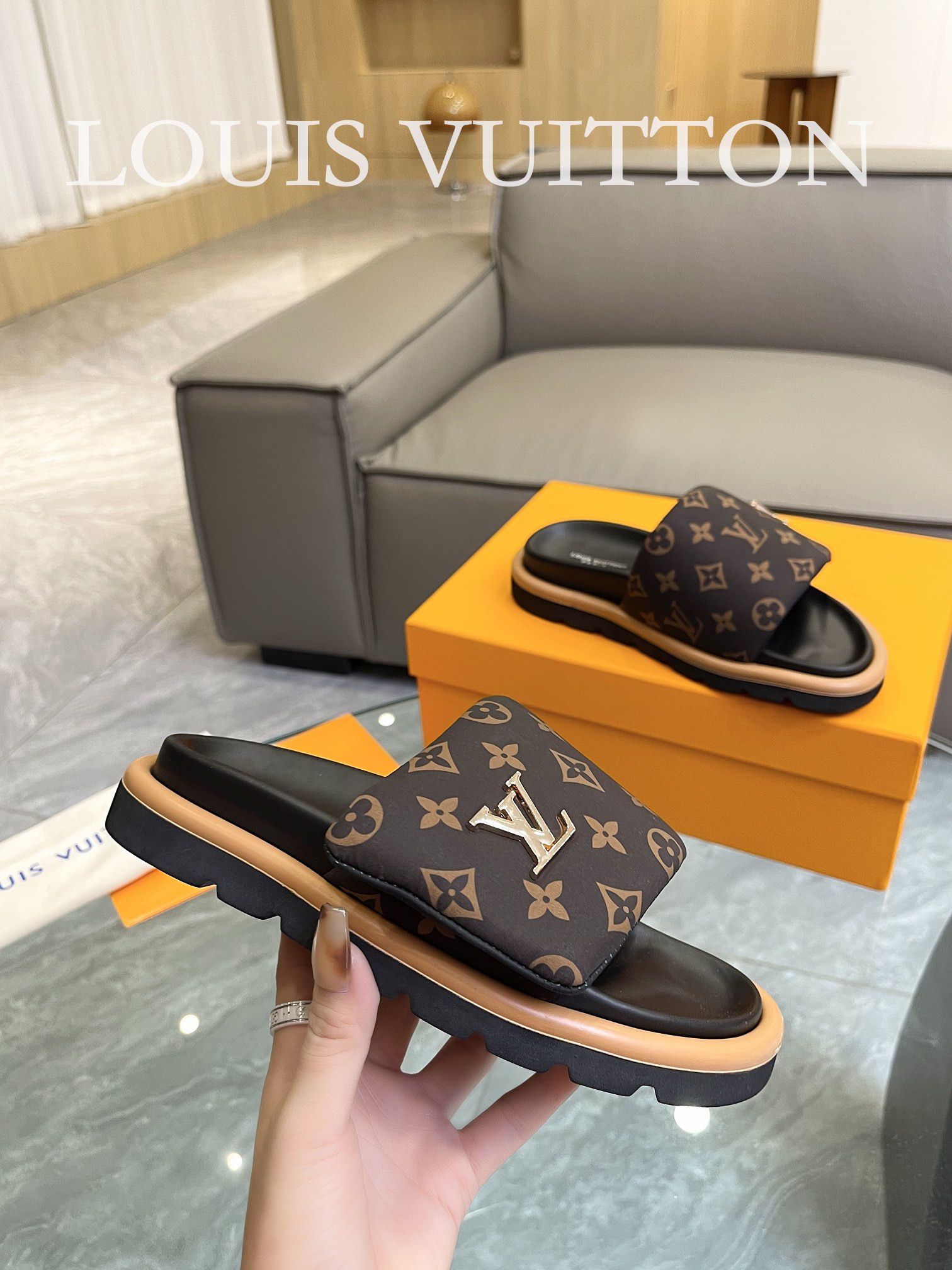 Louis Vuitton 2023 couple models embossed print