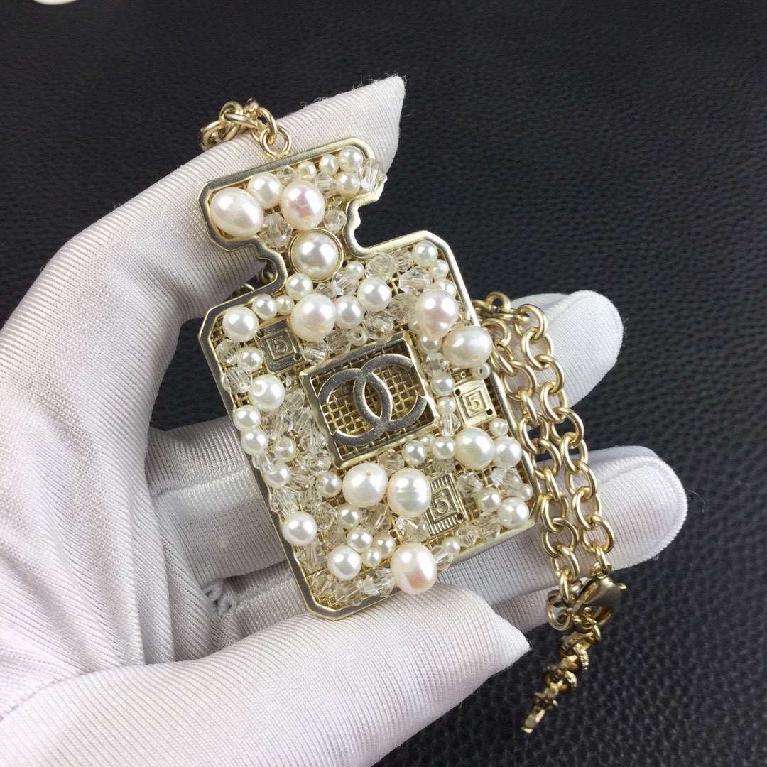 CHANEL🇫🇷Xiaoxiang Hollow Perfume Bottle Necklace