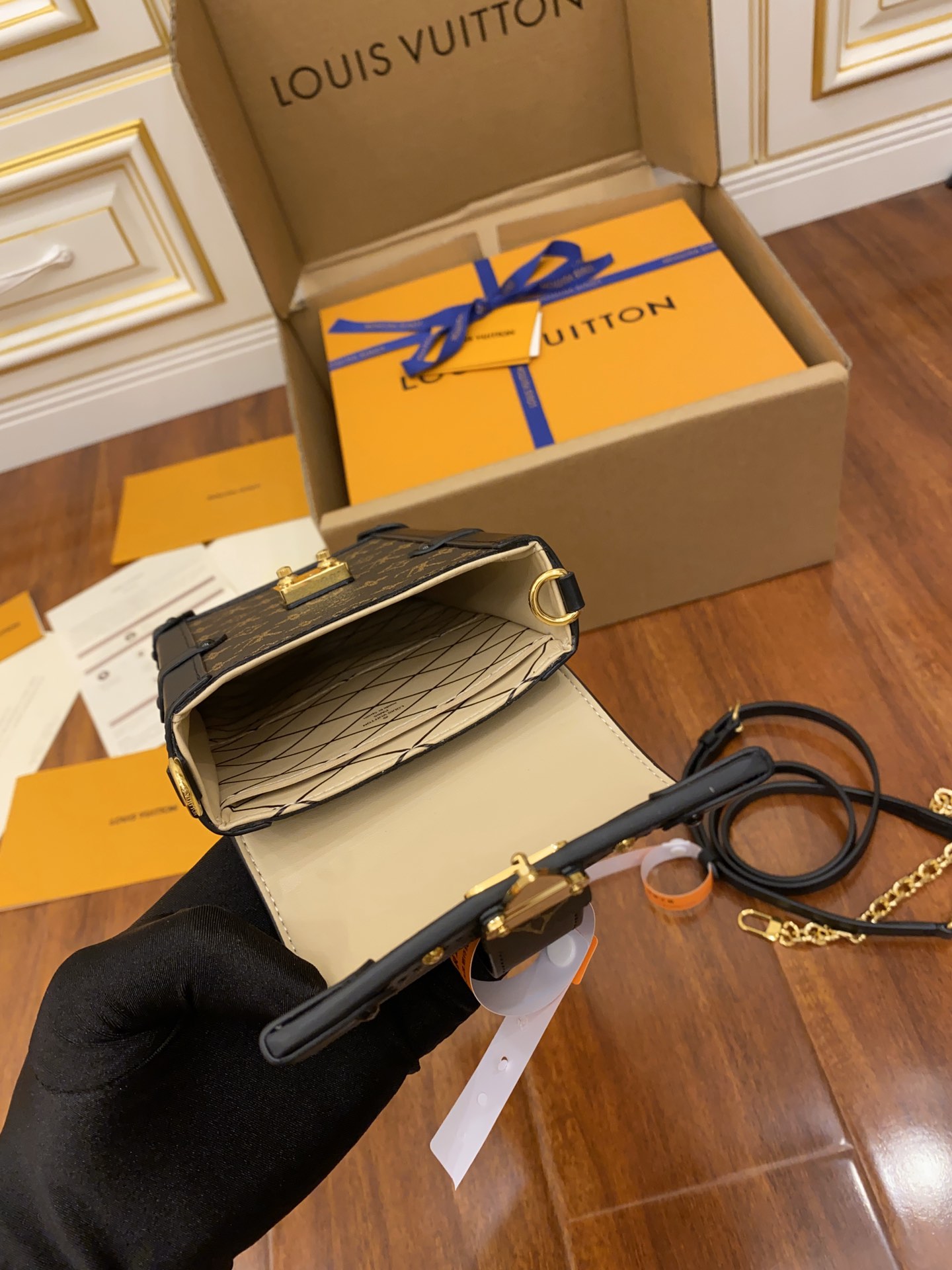 Louis Vuitton M63913