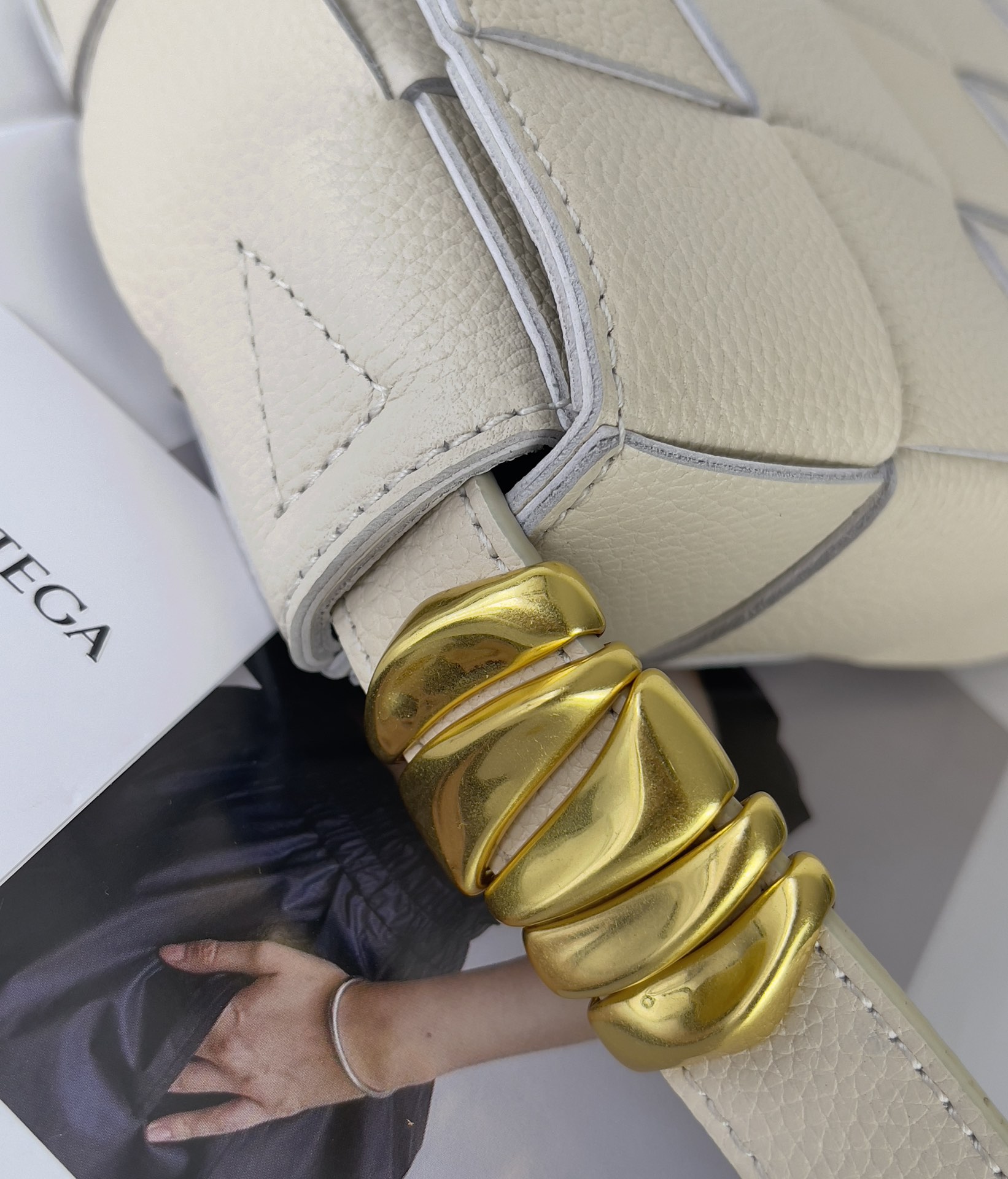 Bottega Veneta Cassette 5-panel lychee print white #666870