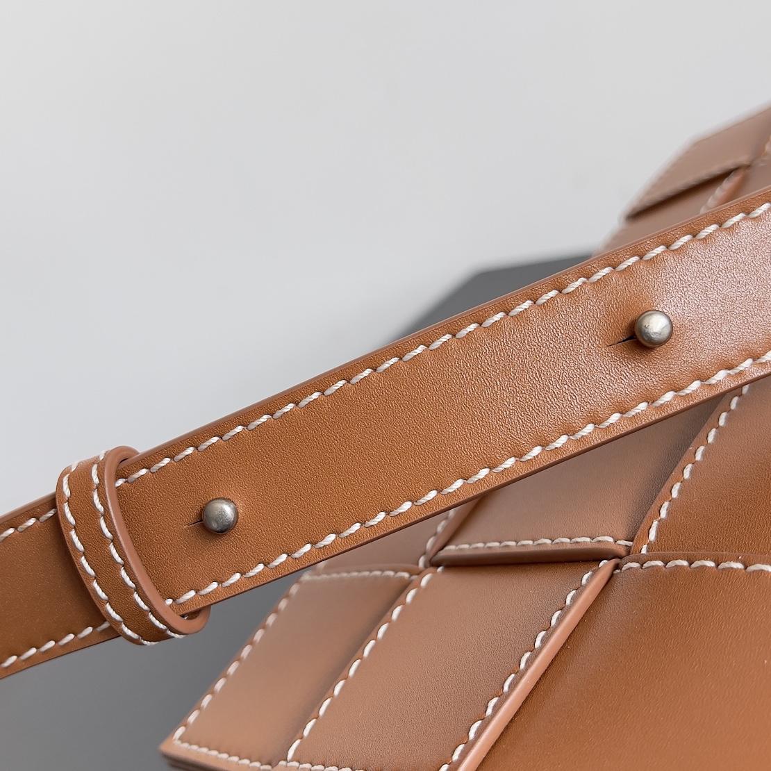 Bottega Veneta bv Cassette embroidered thread five compartment leather handbag Brown wood #758105