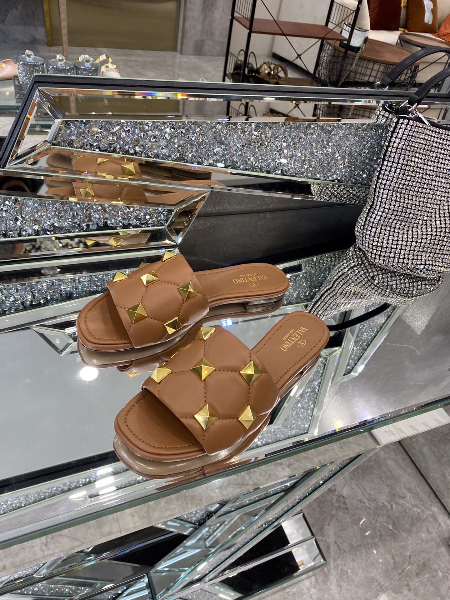 【Valentino】𝟐𝟎𝟐𝟏/𝐒𝐒 𝐧𝐞𝐰 The latest counter series, perfect details, very bright show series launched