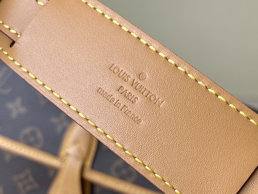 𝐋𝐎𝐔𝐈𝐒 𝐕𝐔𝐈𝐓𝐓𝐎𝐍    M42248