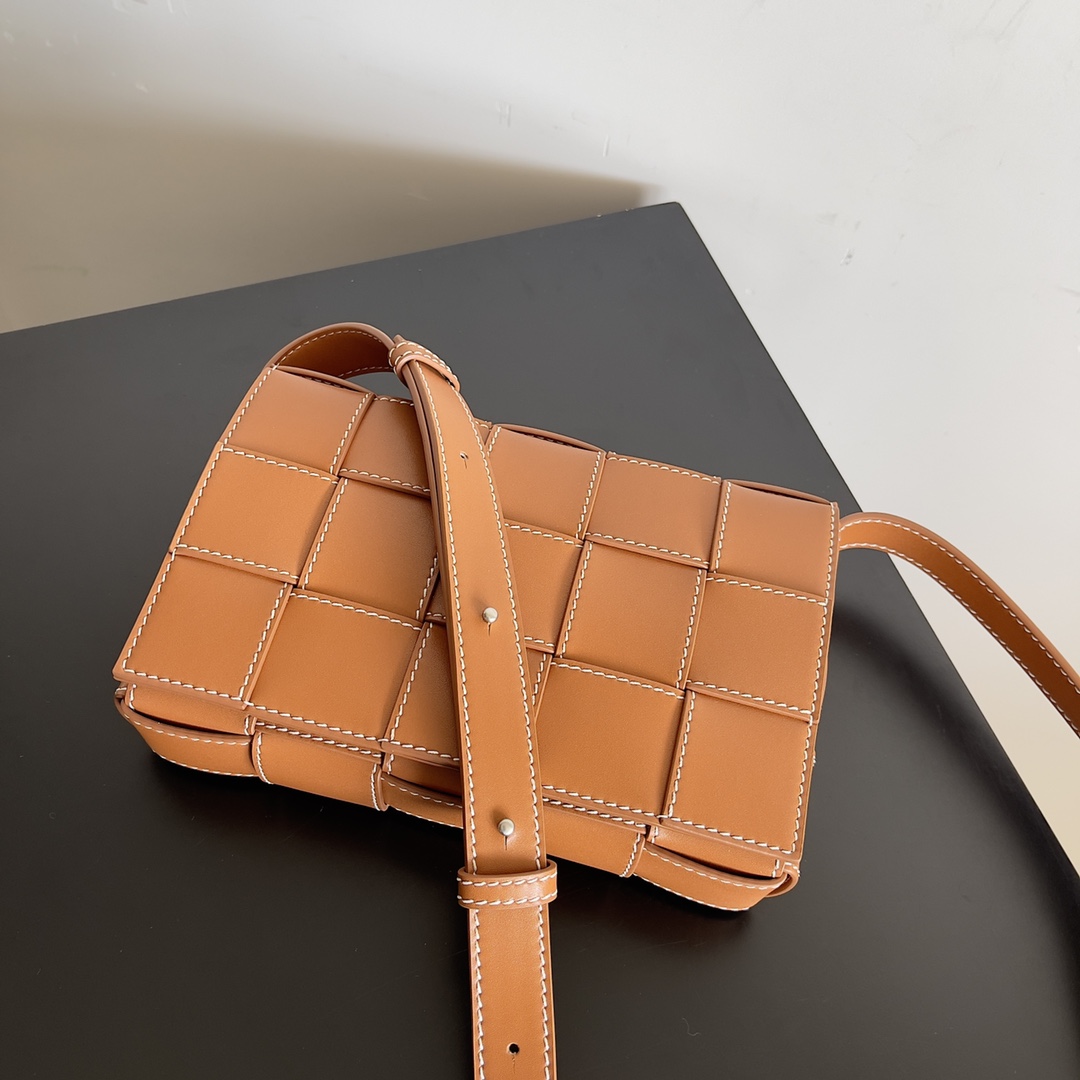 Bottega Veneta bv Cassette embroidered thread five compartment leather handbag Brown wood #758105