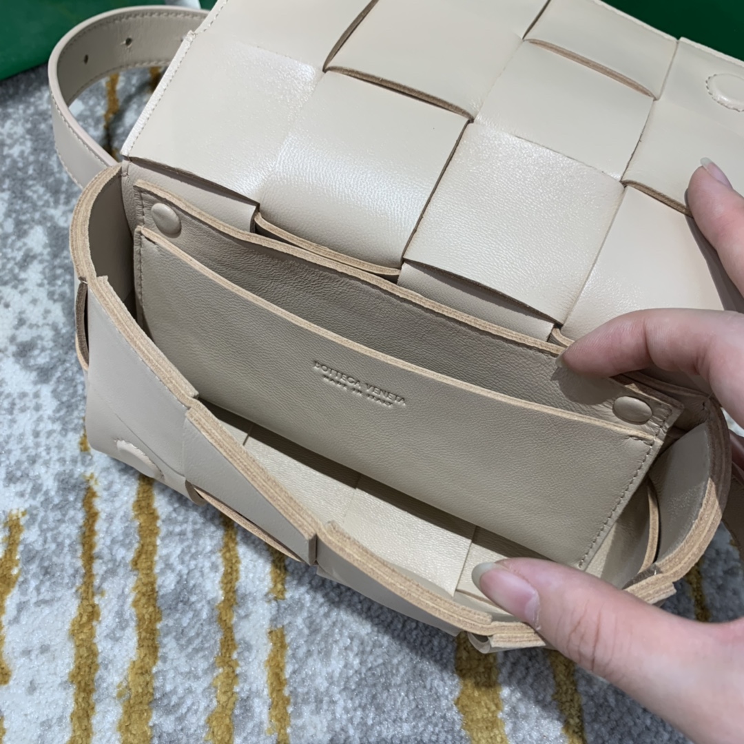 Bottega Veneta  𝗧𝗛𝗘 𝗕𝗘𝗟𝗧 𝗖𝗔𝗦𝗦𝗘𝗧𝗧𝗘 # 639367