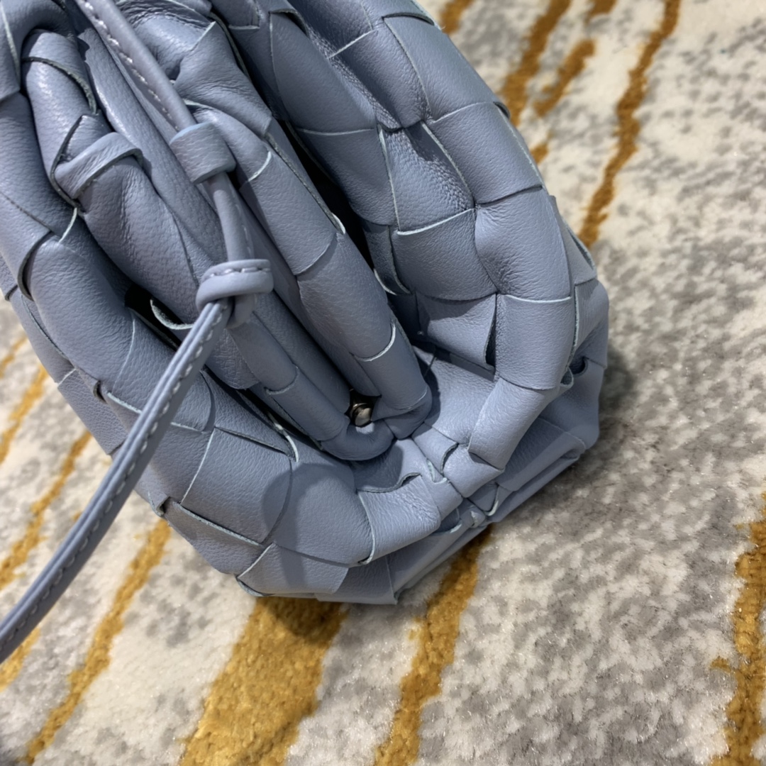 Bottega Veneta  THE MINI POUCH  #585852