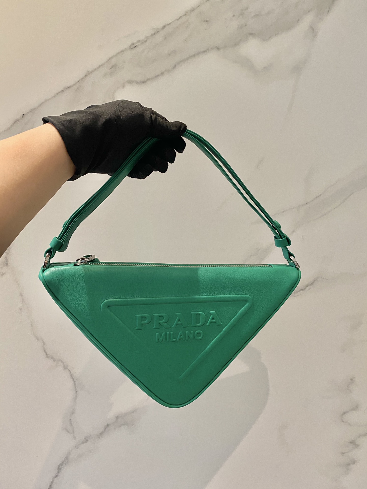 𝐏𝐑𝐀𝐃𝐀 Triangular bag 1NQ043