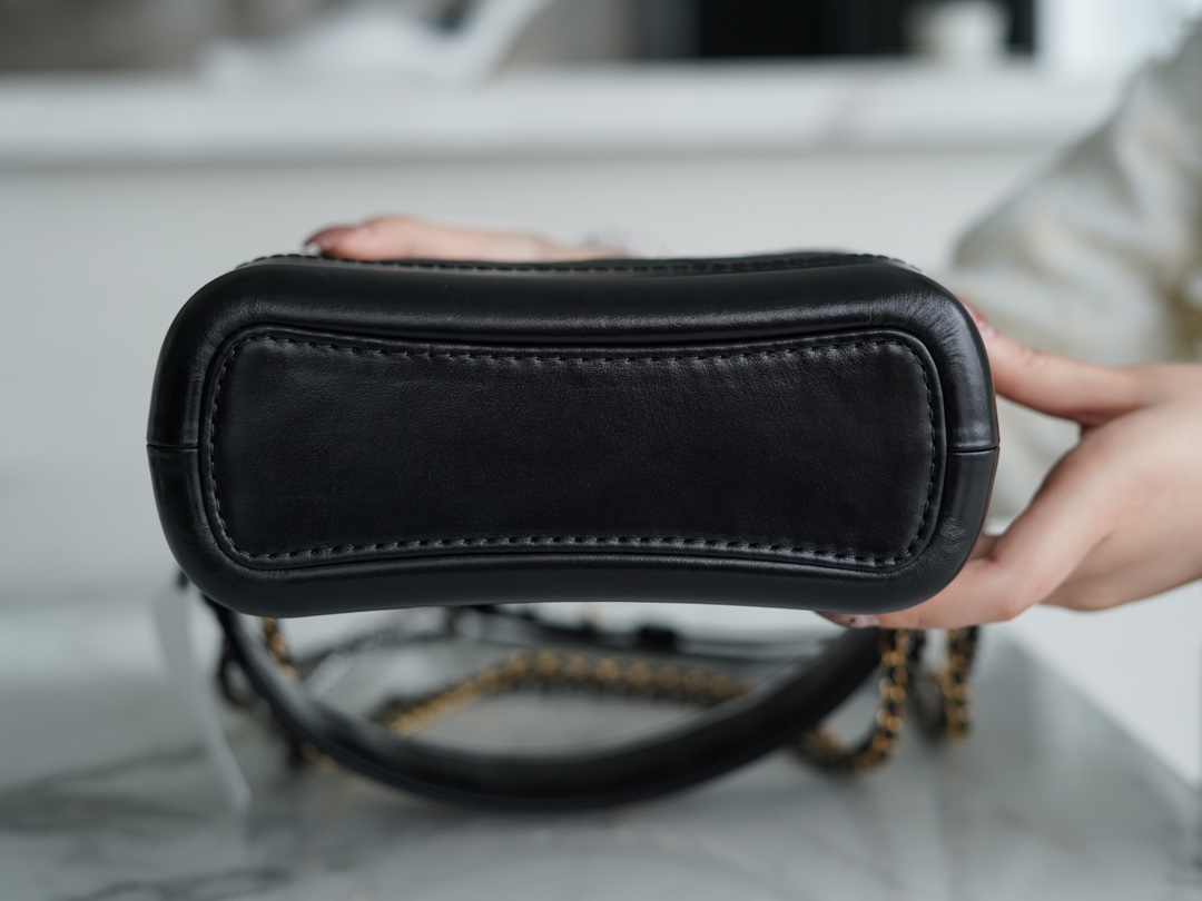 𝗖𝗵𝗮𝗻𝗲𝗹𝗚𝗮𝗯𝗿𝗶𝗲𝗹𝗲❥⼵ New style stray bag Italy 🇮🇹 Montebello original cowhide: small black