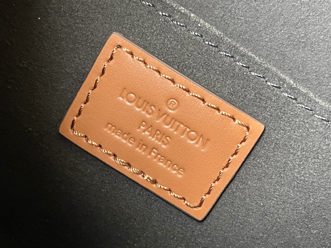 𝐋𝐎𝐔𝐈𝐒 𝐕𝐔𝐈𝐓𝐓𝐎𝐍    M45958