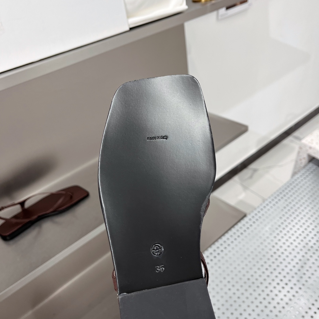 𝐓𝐇𝐄 𝐑𝐎𝐖｜𝟐𝟎𝟐𝟐/𝐒𝐒 𝐧𝐞𝐰 New The row 2022/fw Retro Minimalist Sandals