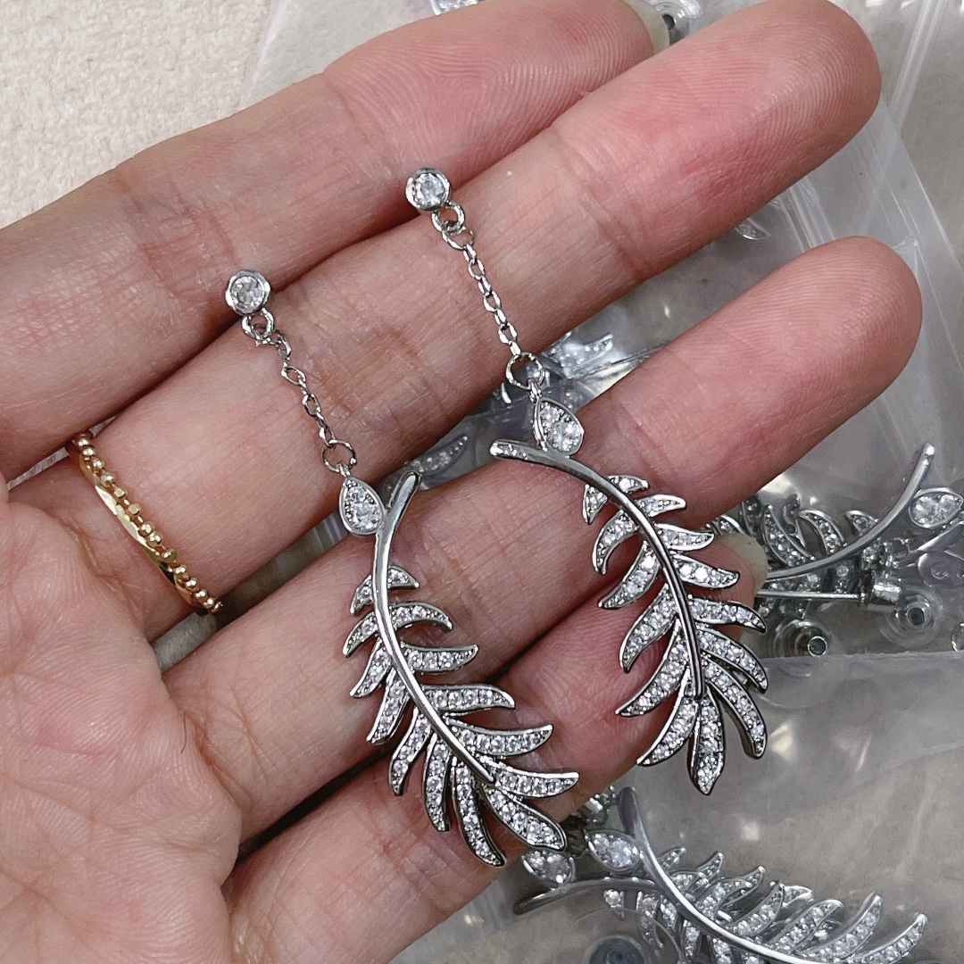 CHANEL🇫🇷Xiaoxiang Hollow Feather Stud Earrings Full Diamond Version Silver Needle