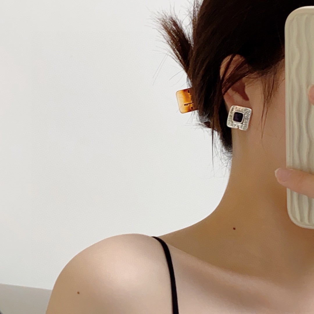 CHANEL🇫🇷Xiaoxiang Xiaoxiang double C letter Kangpeng series retro old middle-aged earrings
