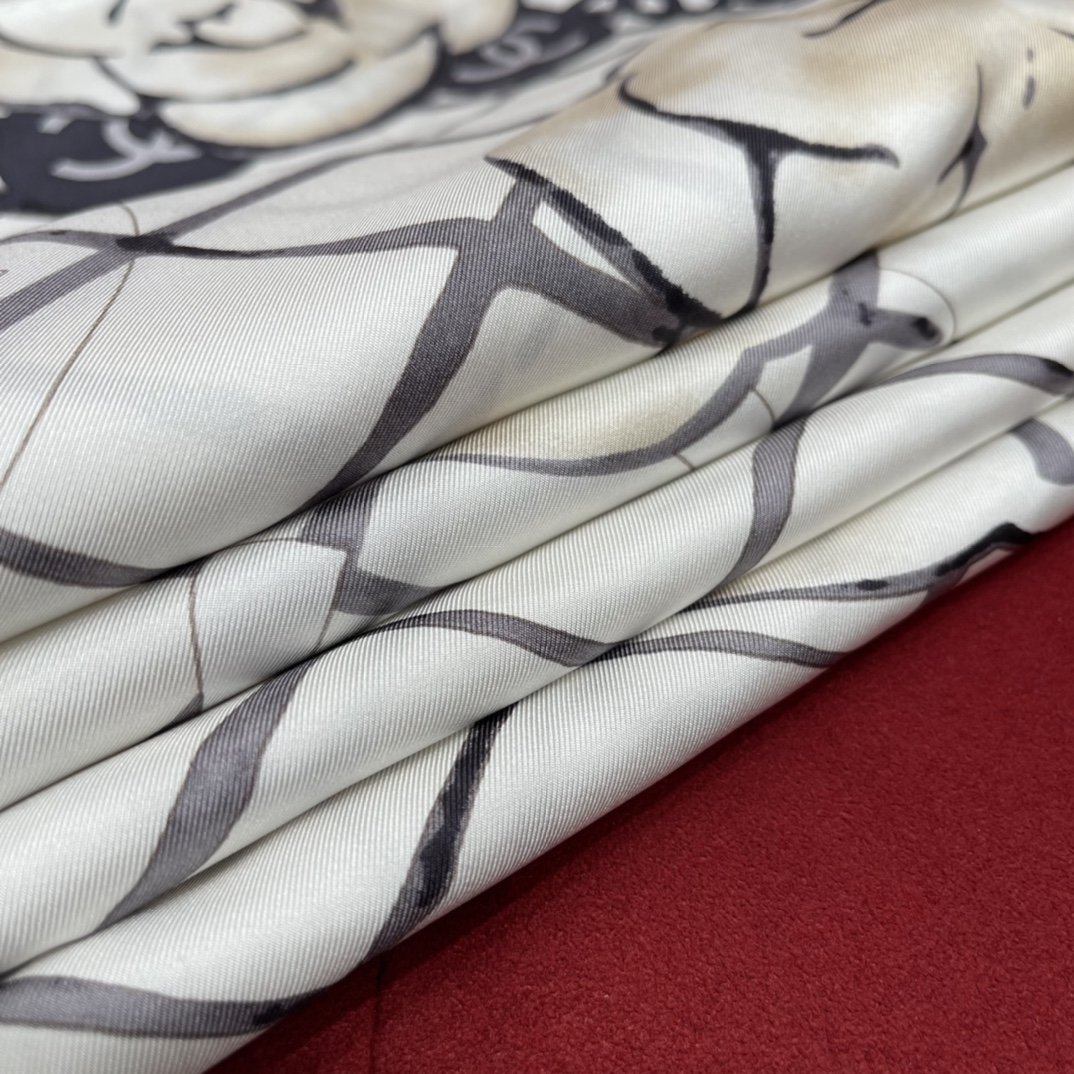 𝐂𝐡𝐚𝐧𝐞𝐥 The hottest square scarf in the camellia element 100% mulberry silk 90*90CM